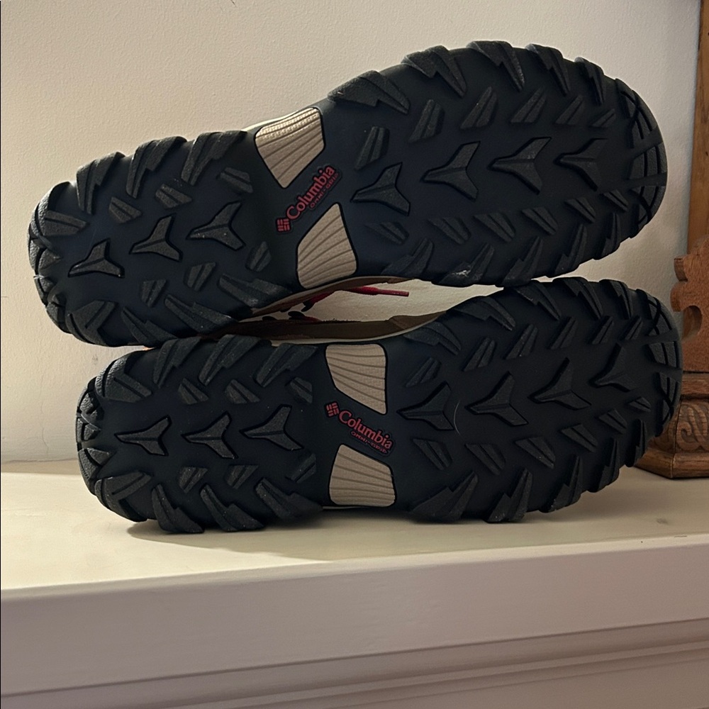 New Columbia Men's Tan Boots with Red Laces, waterproof and breathable. - Picture 4 of 5